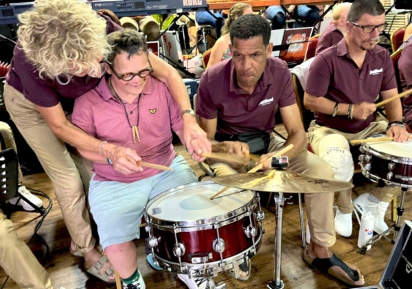 Curaçao meets Jostiband: muziek die harten opent