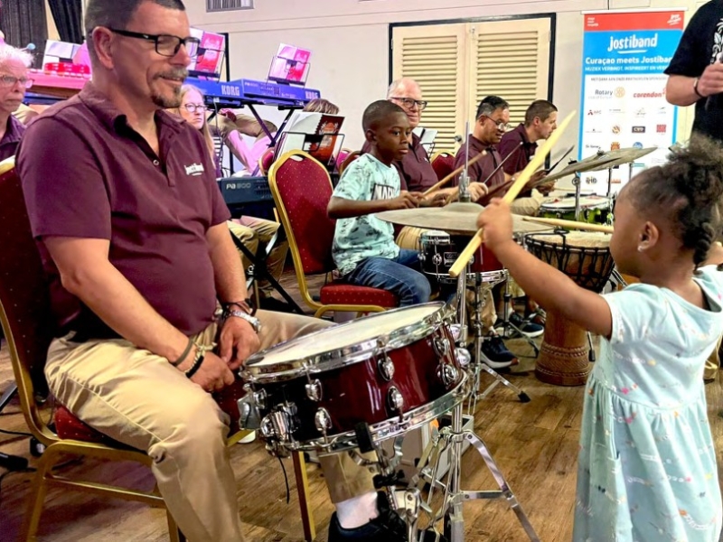 corendon-foundation-josti-band-03